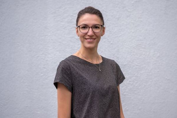 Portraitbild von Schulsozialarbeiterin Johanna Schmidt